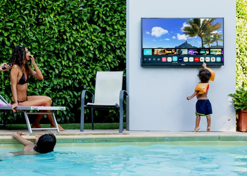 Divertissement au bord de la piscine sous le soleil