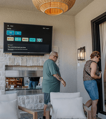 Une extension chaleureuse de la maison sur la terrasse